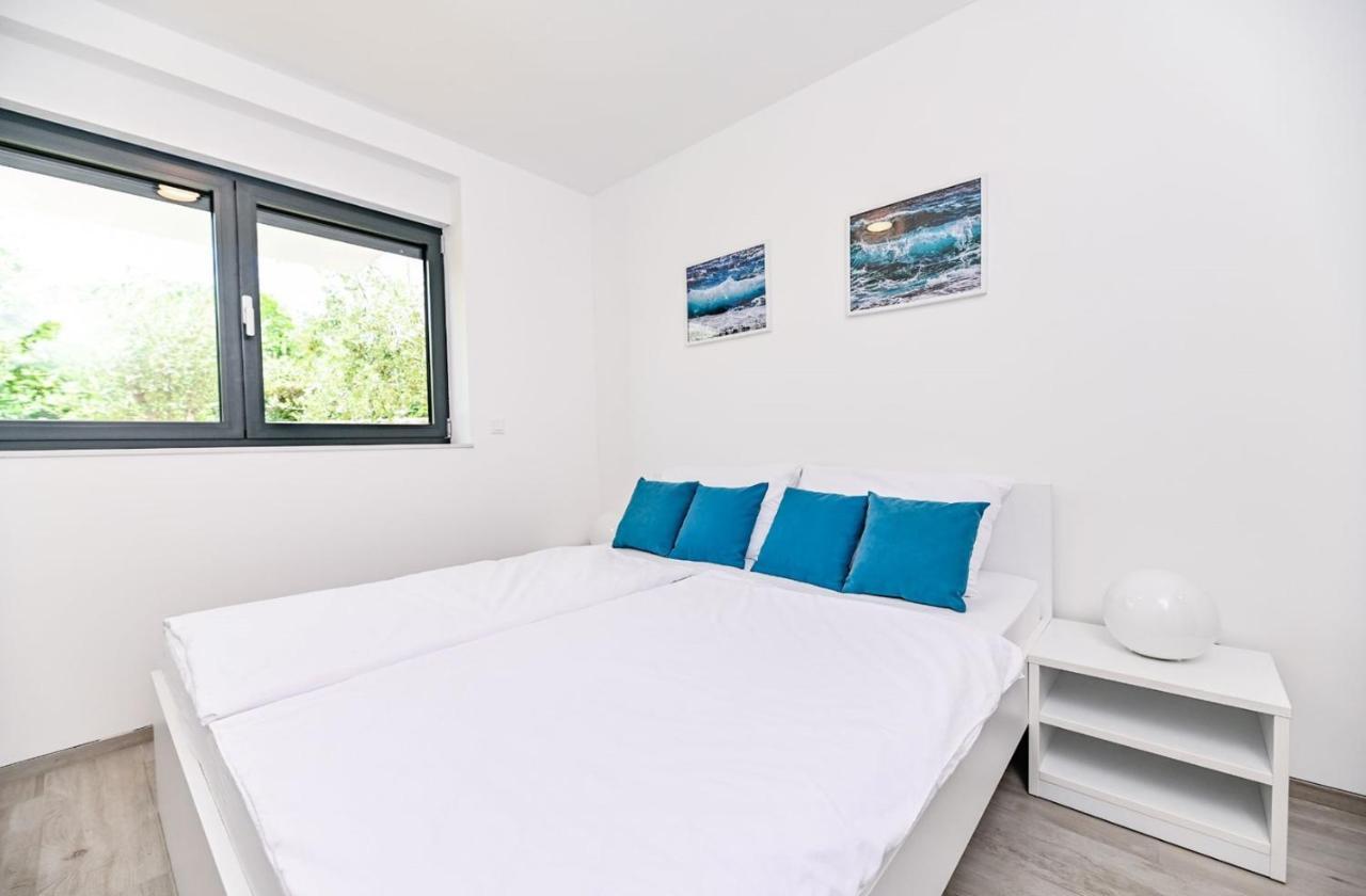 Apartment Flori With Sea View Малинська Екстер'єр фото